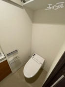 タンクレス、トイレ上部にドア付き収納あり！ ダブルナインレジデンス天満宮