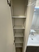 洗面台横のパントリー収納はフェイスタオルの収納にピッタリ！ ダブルナインレジデンス天満宮