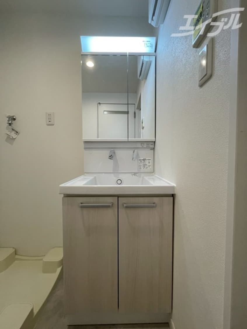 鏡付の独立洗面台です エスグランデ中崎町
