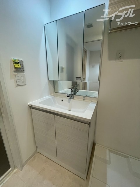 三面鏡の独立洗面台です ロイヤルパークヒルズうめきた