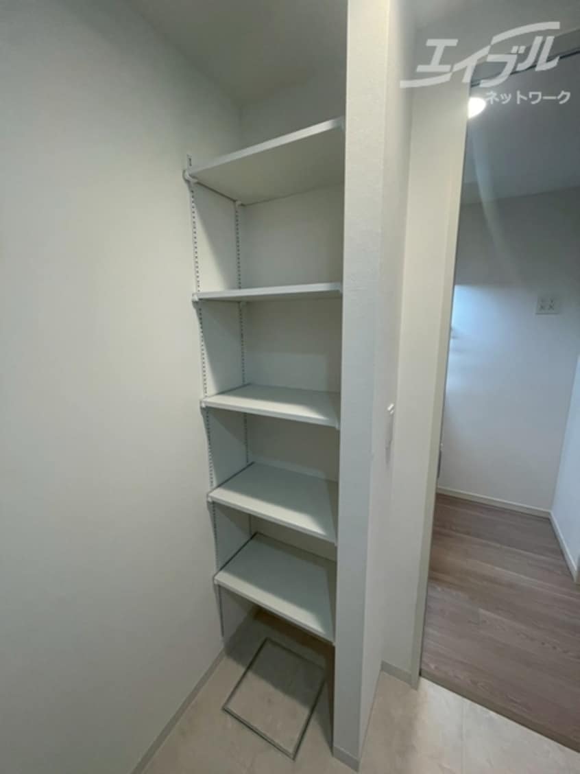 洗濯機置場の向かいに収納スペースございます ロイヤルパークヒルズうめきた