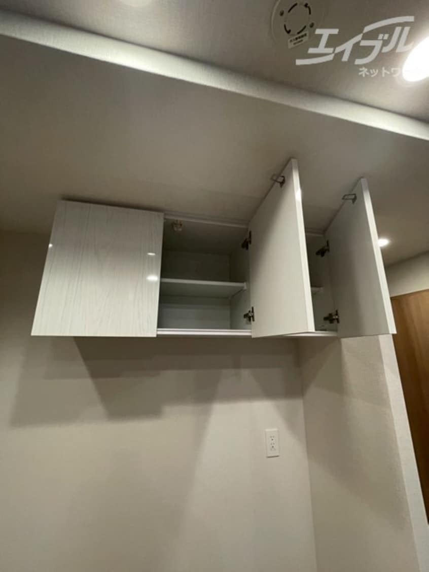 キッチンの後ろに収納スペースございます スプランディッド本町東DUE