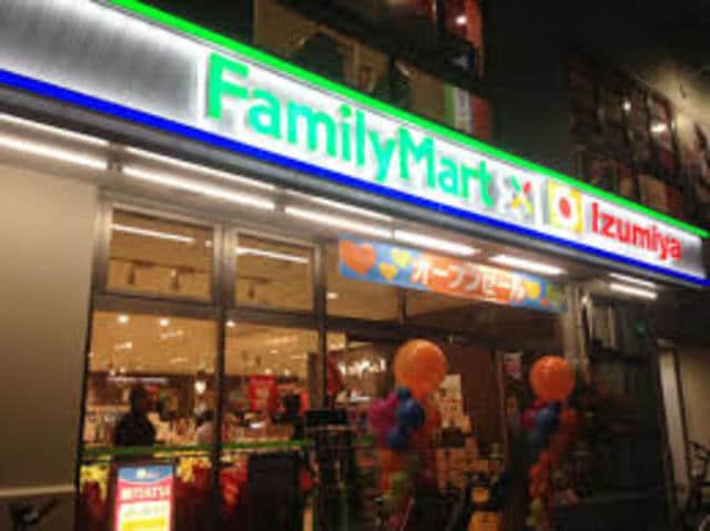 ファミリーマート×イズミヤ東三国四丁目店(スーパー)まで390m※ファミリーマート×イズミヤ東三国四丁目店 Dimus新大阪