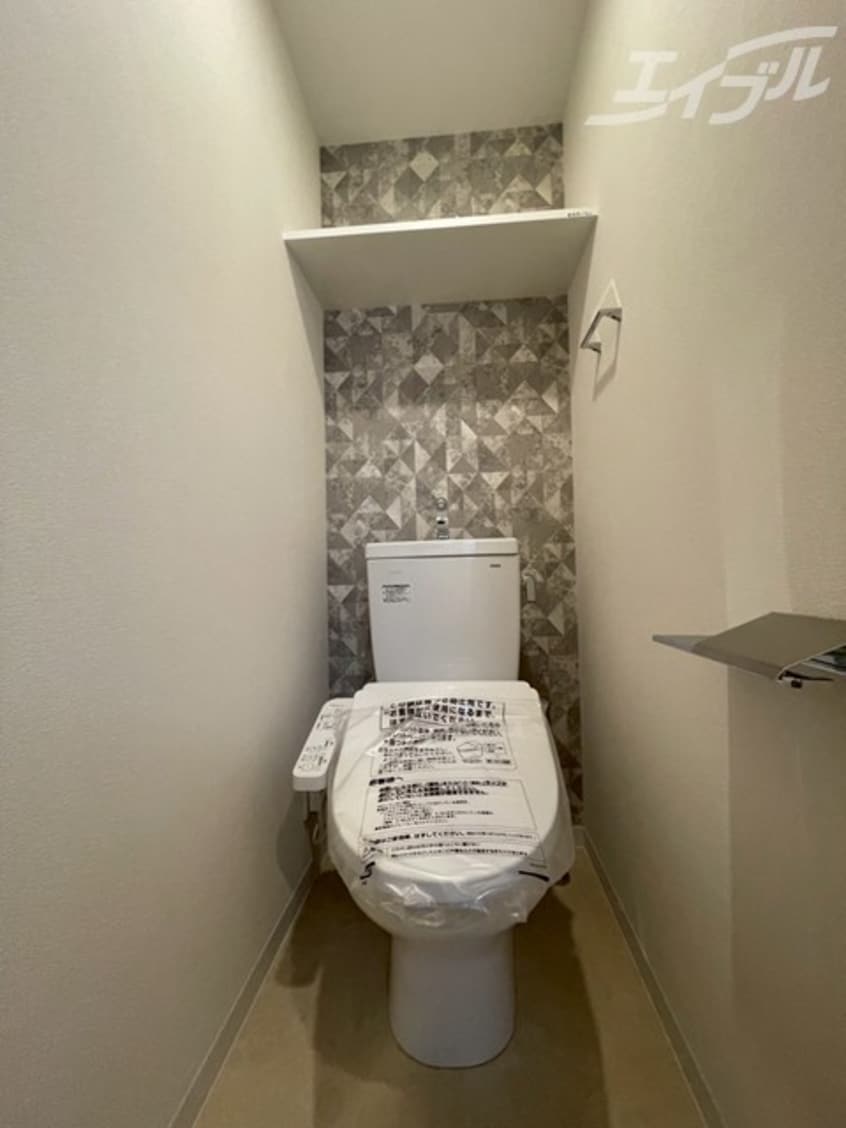 白基調のトイレです エスリード ザ・イーストレジデンス大阪城