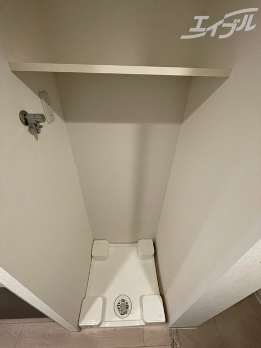 64×64規格の洗濯パンです！収納棚もあります！ ソルテラス本庄西クレアスト