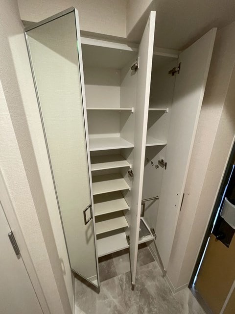 たくさん収納できるシューズボックス！ドアに姿見付き！ ワールドアイ大阪城EASTⅢ