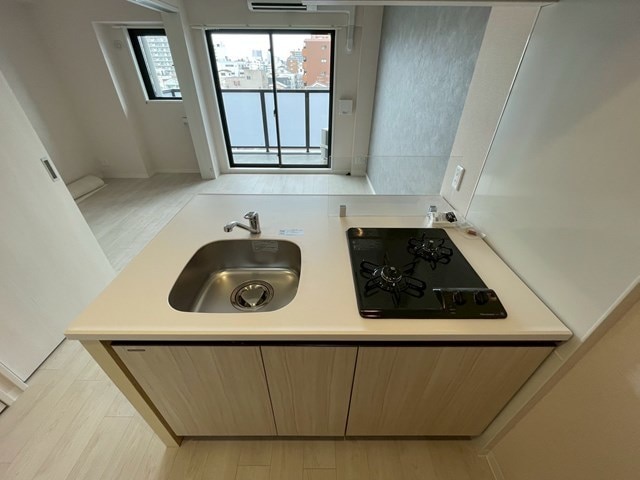 ガスコンロ2口付き、シンクも広めです！ ワールドアイ大阪城EASTⅢ