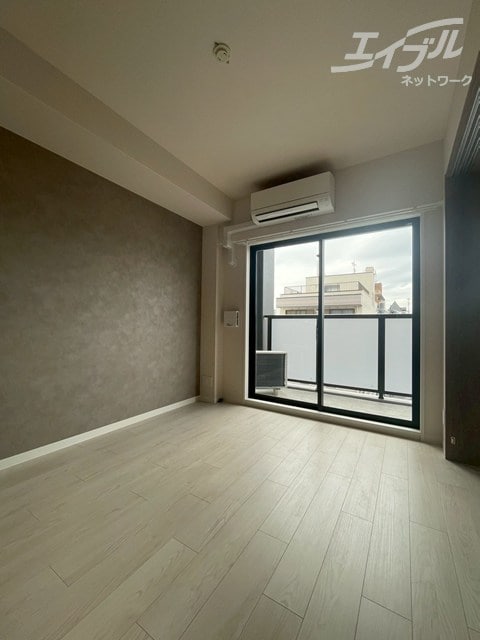 落ち着きのあるお部屋です。 ワールドアイ大阪城EASTⅢ