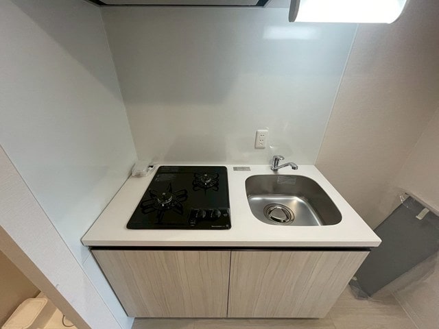 ガスコンロ2口付き、シンクも広めです！ ワールドアイ大阪城EASTⅢ