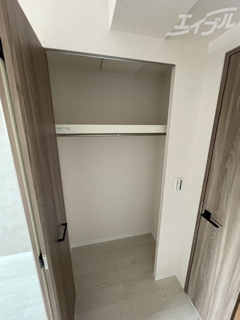 上段に棚付きのクローゼットです！ ワールドアイ大阪城EASTⅢ
