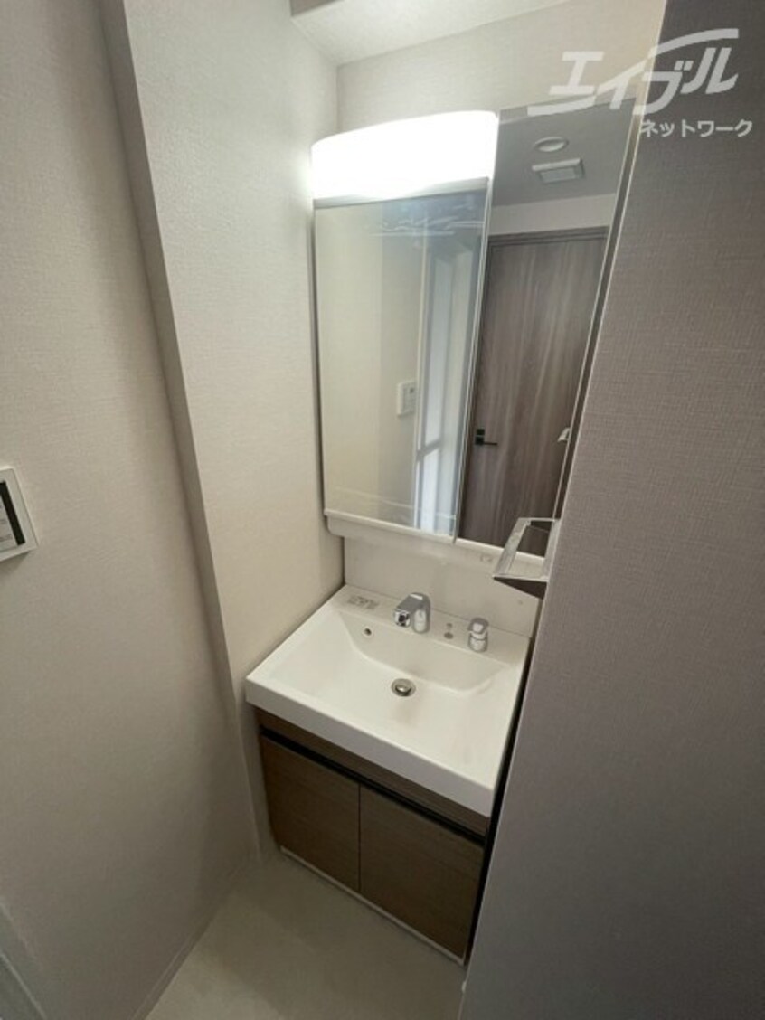 独立洗面台です。 ワールドアイ大阪城EASTⅢ