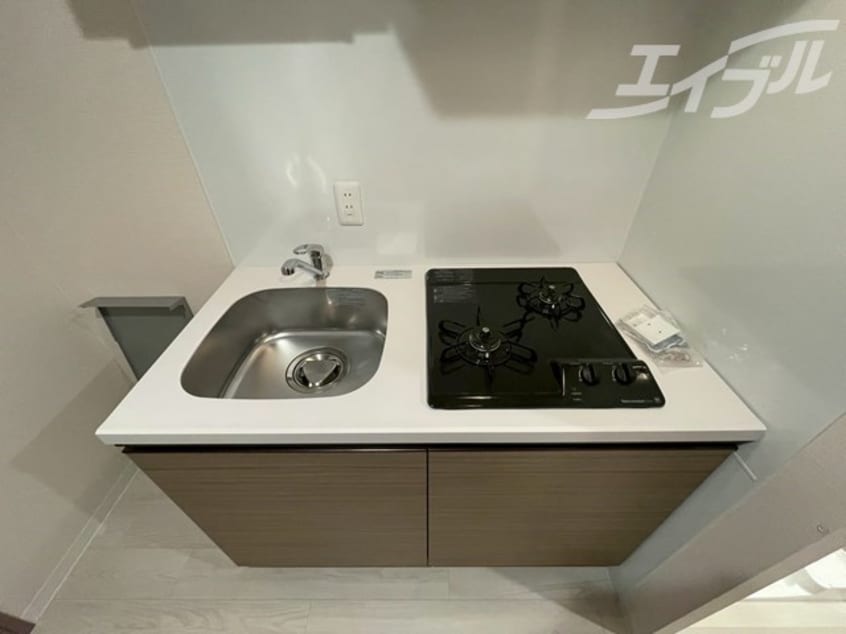 ガスコンロ2口付き、シンクも広めです！ ワールドアイ大阪城EASTⅢ