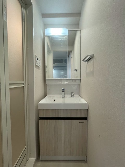 収納付きドレッサータイプの洗面台！ ワールドアイ大阪城EASTⅢ