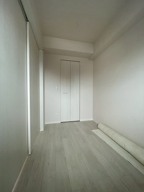 洋室3.6帖、セミダブルベッド置けます！ ワールドアイ大阪城EASTⅢ