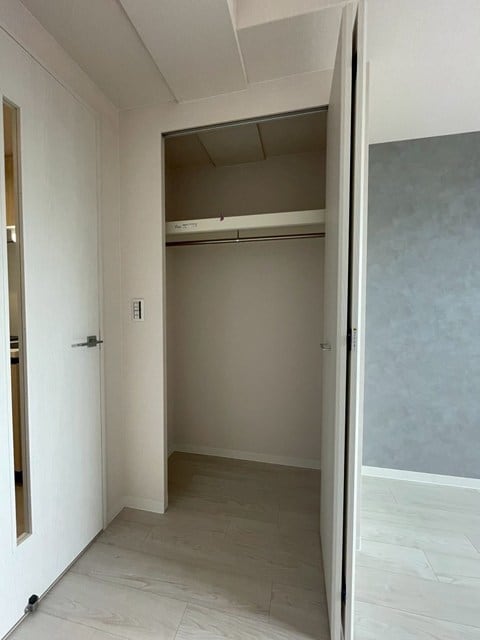 上段に棚付きのクローゼットです！ ワールドアイ大阪城EASTⅢ