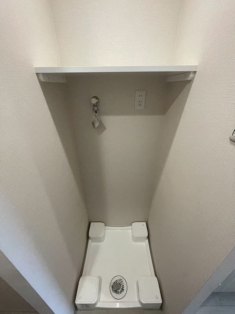 64×64規格の洗濯パンです！収納棚もあります！ ワールドアイ大阪城EASTⅢ