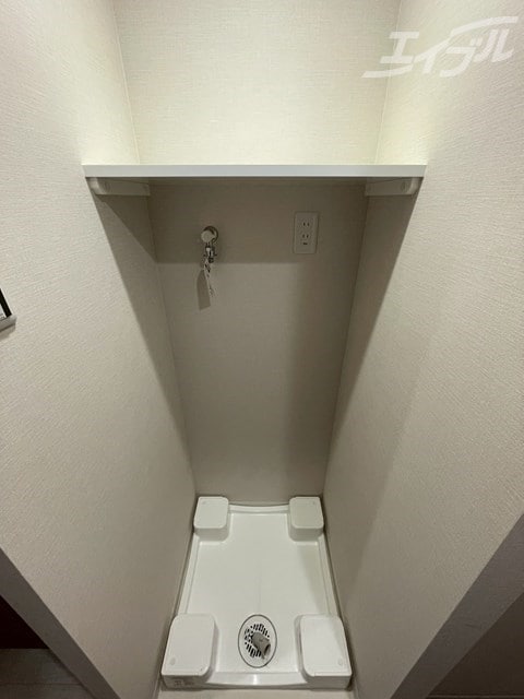 64×64規格の洗濯パンです！収納棚もあります！ ワールドアイ大阪城EASTⅢ