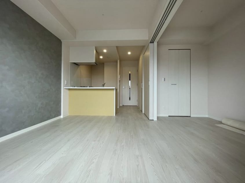 床と壁はグレージュ調のシックなデザイン！ ワールドアイ大阪城EASTⅢ