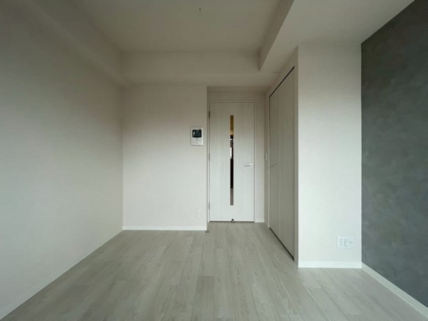 建具、床はグレージュで落ち着いた色調！ ワールドアイ大阪城EASTⅢ