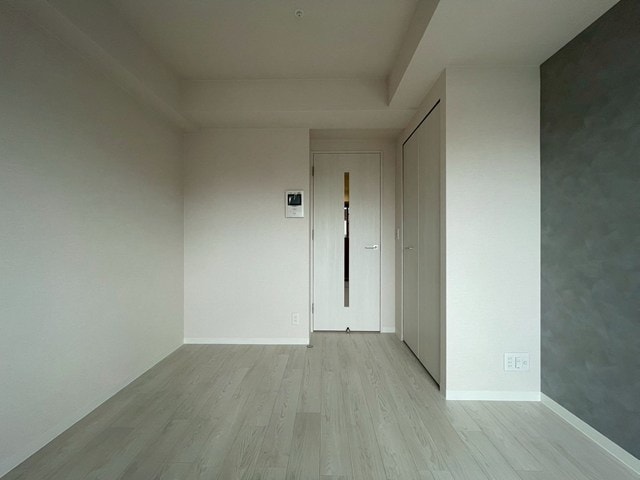 建具、床はグレージュで落ち着いた色調！ ワールドアイ大阪城EASTⅢ