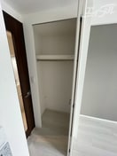 上段に棚付きのクローゼットです！ スワンズシティ大阪クレアスト