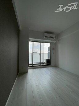 窓からの日差しにより明るいです！