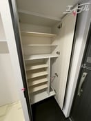 たくさん収納できるシューズボックス！姿見もついてます！ スワンズシティ大阪クレアスト