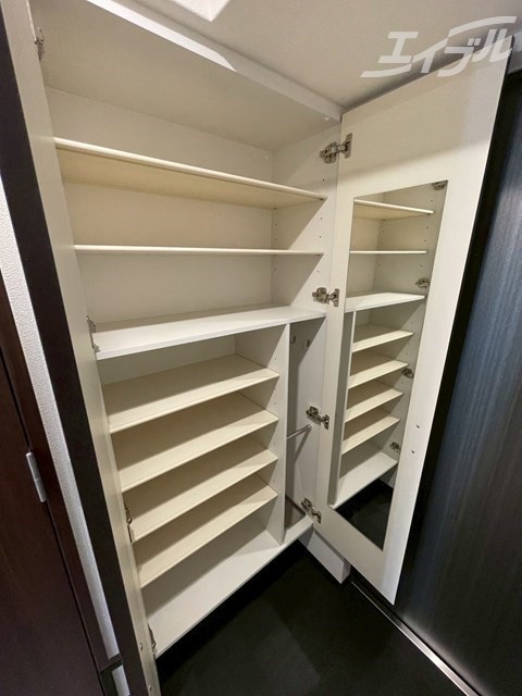 たくさん収納できるシューズボックス！姿見もついてます！ スワンズシティ大阪クレアスト