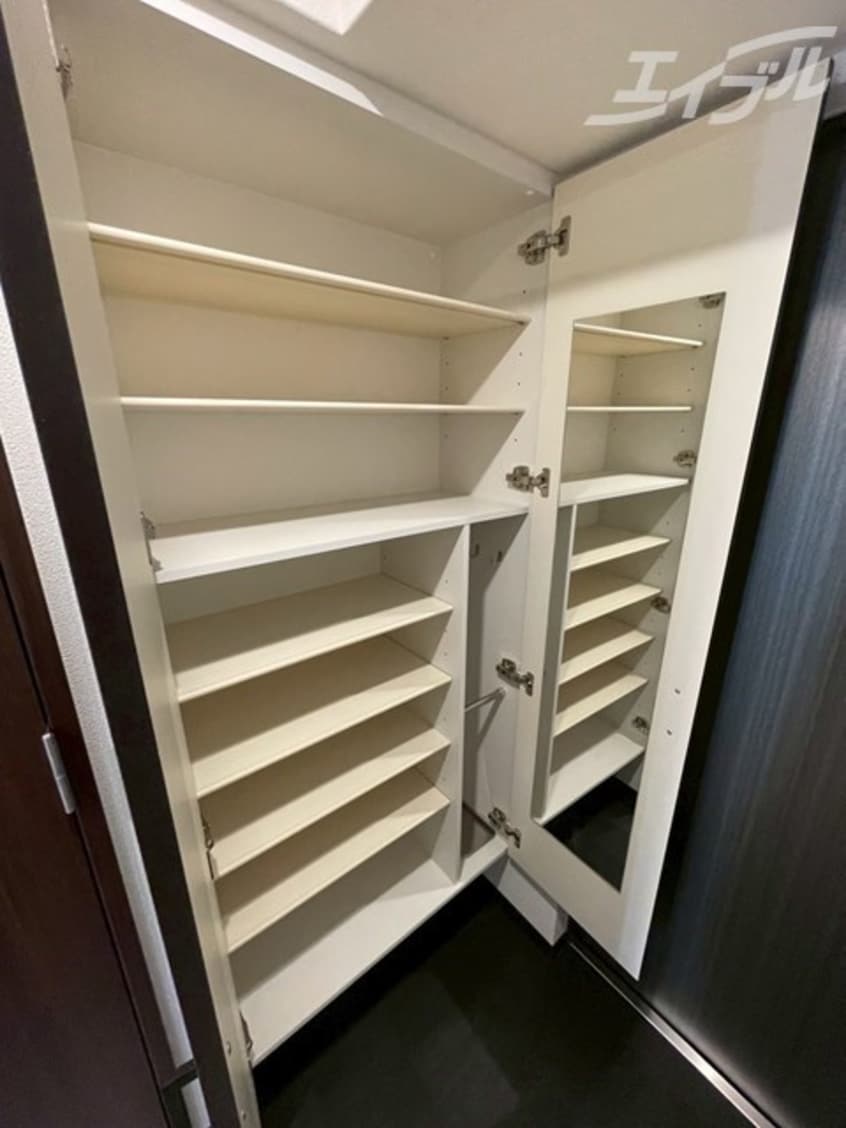 たくさん収納できるシューズボックス！姿見もついてます！ スワンズシティ大阪クレアスト