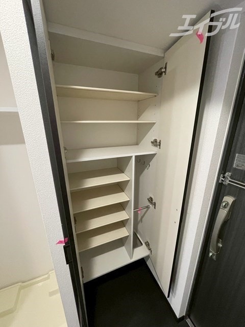 たくさん収納できるシューズボックス！姿見もついてます！ スワンズシティ大阪クレアスト