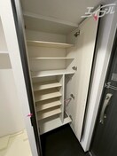 たくさん収納できるシューズボックス！姿見もついてます！ スワンズシティ大阪クレアスト