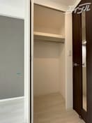 上段に棚付きのクローゼットです！ スワンズシティ大阪クレアスト