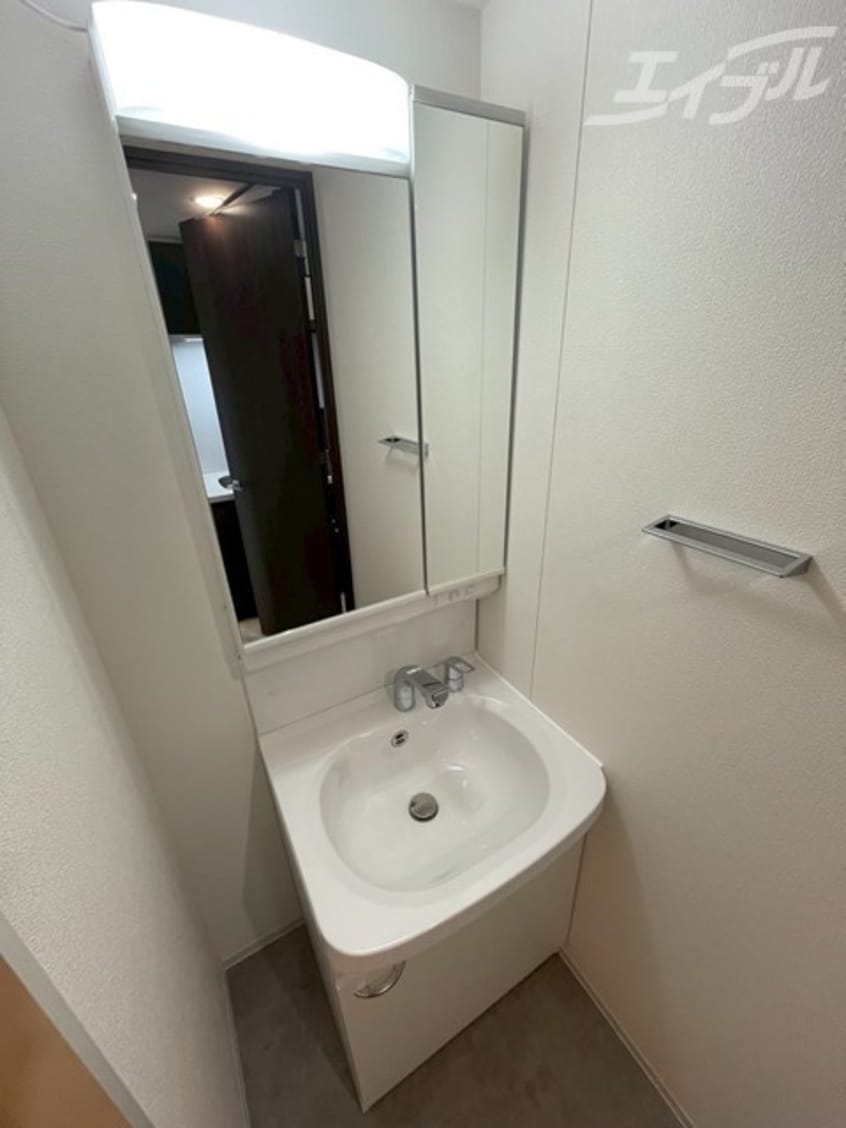 収納付き二面鏡付きのドレッサータイプの洗面台！ スワンズシティ大阪クレアスト