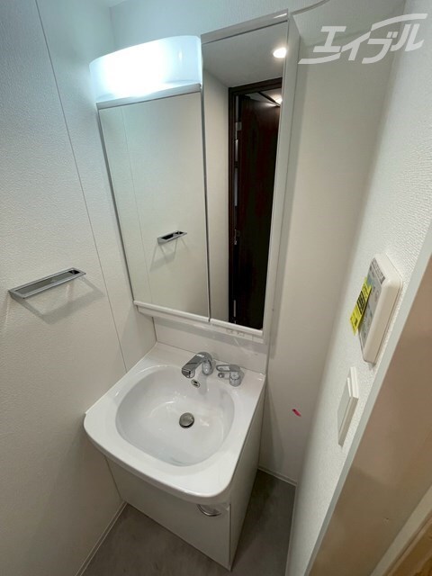 収納付き二面鏡付きのドレッサータイプの洗面台！ スワンズシティ大阪クレアスト