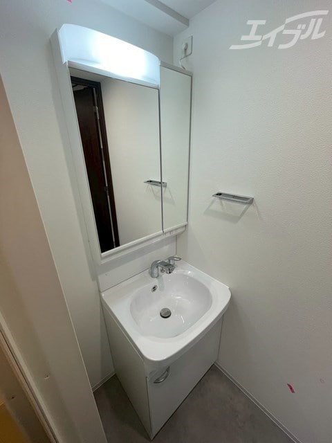 収納付き二面鏡付きのドレッサータイプの洗面台！ スワンズシティ大阪クレアスト