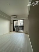 窓からの日差しにより明るいです！ スワンズシティ大阪クレアスト