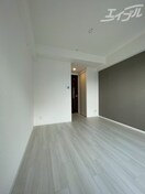 床はグレージュで落ち着いた色調！ スワンズシティ大阪クレアスト