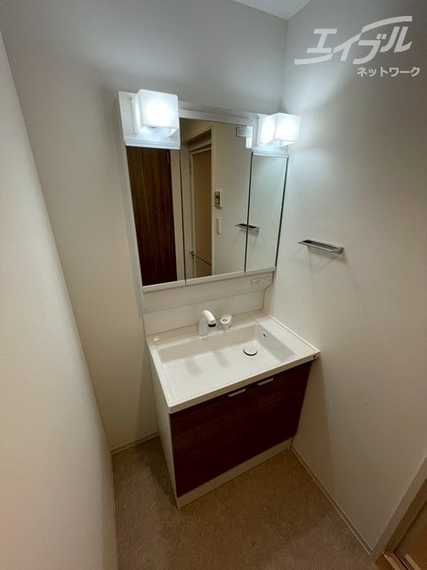 独立洗面台です。 ルフォンプログレ南森町