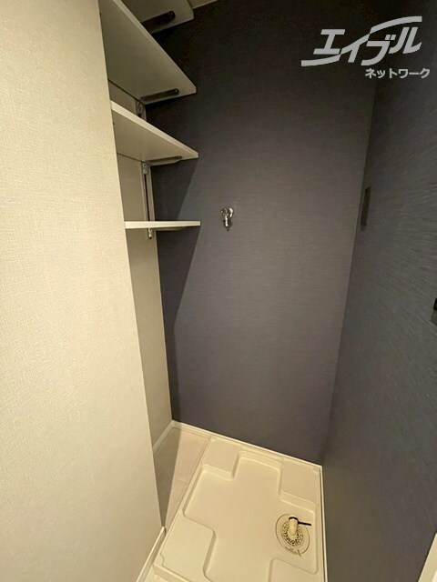 収納付きの室内洗濯機置場です。 サンネクテール天満橋