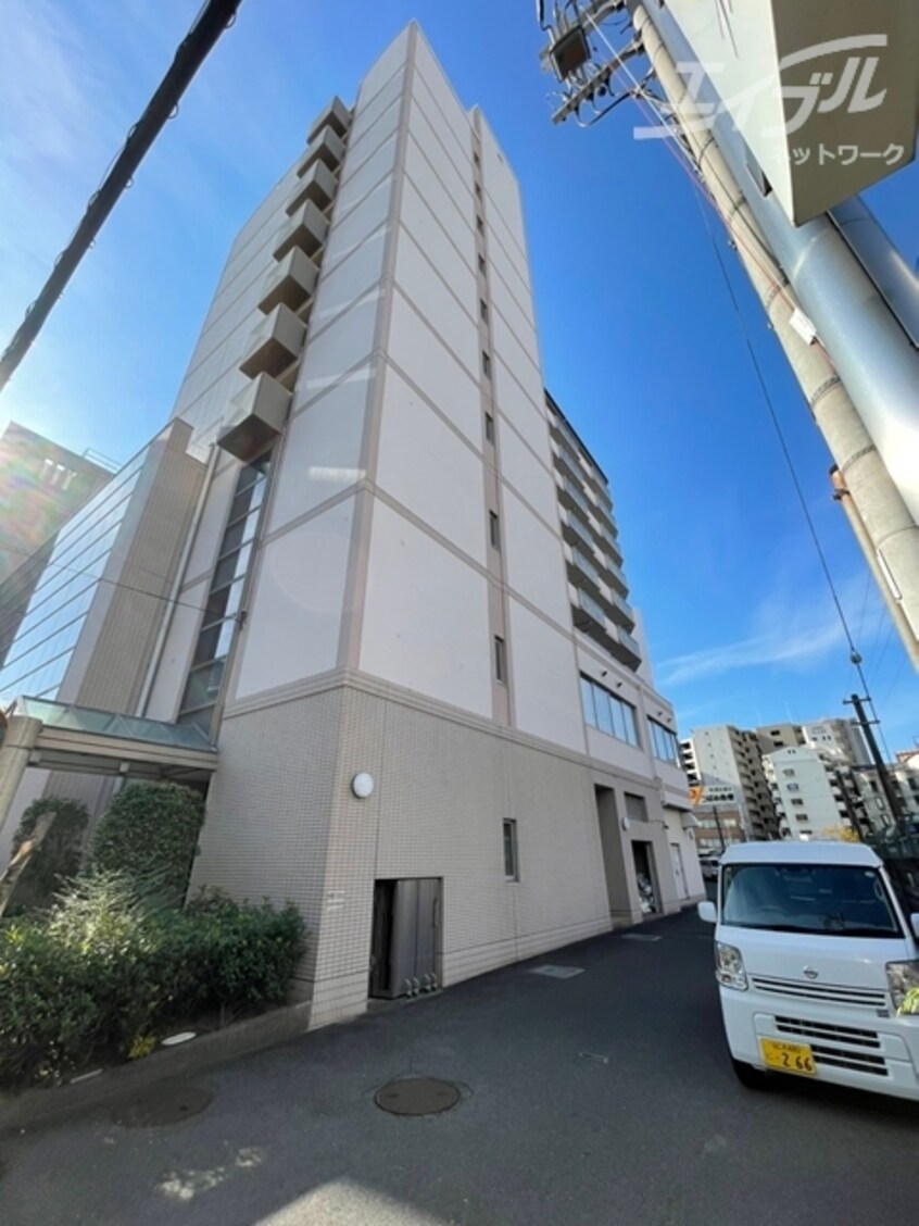 大きい建物なので比較的見つけやすいです エトワール北梅田