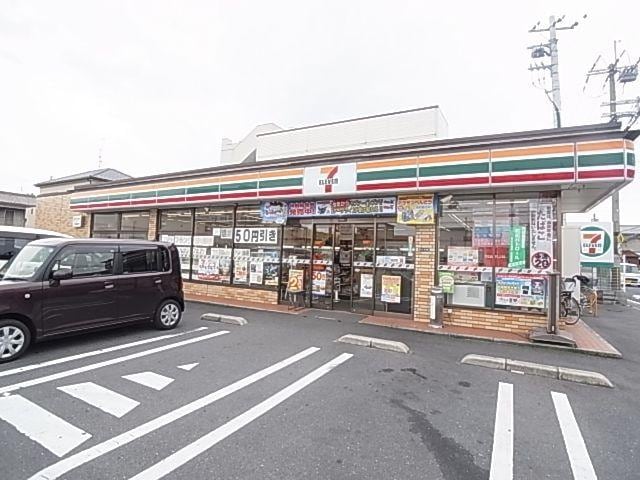 セブンイレブン大和高田今里町店(コンビニ)まで485m 和歌山線/高田駅 徒歩10分 1階 築19年