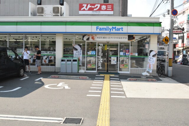 ファミリーマート赤川三丁目店(コンビニ)まで82m※ファミリーマート赤川三丁目店 レジディア城北公園通