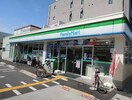 ファミリーマート毛馬町一丁目店(コンビニ)まで581m※ファミリーマート毛馬町一丁目店 インディペンデンスハイツ