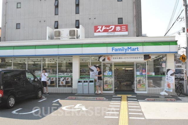 ファミリーマート赤川三丁目店(コンビニ)まで304m※ファミリーマート赤川三丁目店 ラヴィ城北