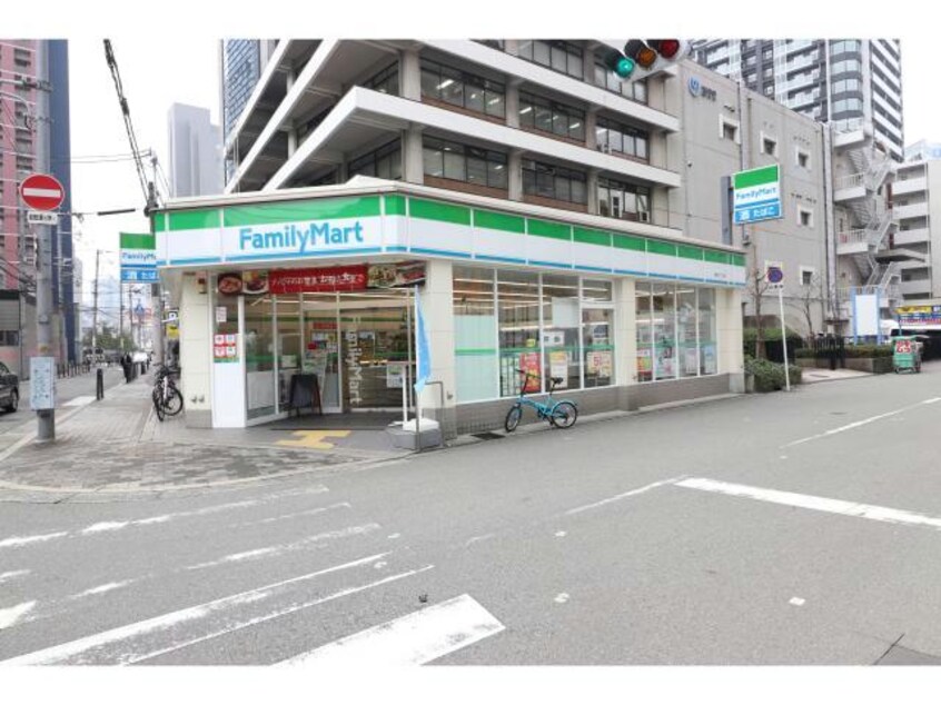 ファミリーマート豊崎三丁目店(コンビニ)まで207m パークアクシス梅田