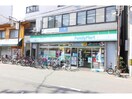 ファミリーマート梅香三丁目店(コンビニ)まで283m Ｗ.Ｏ.Ｂ.西九条