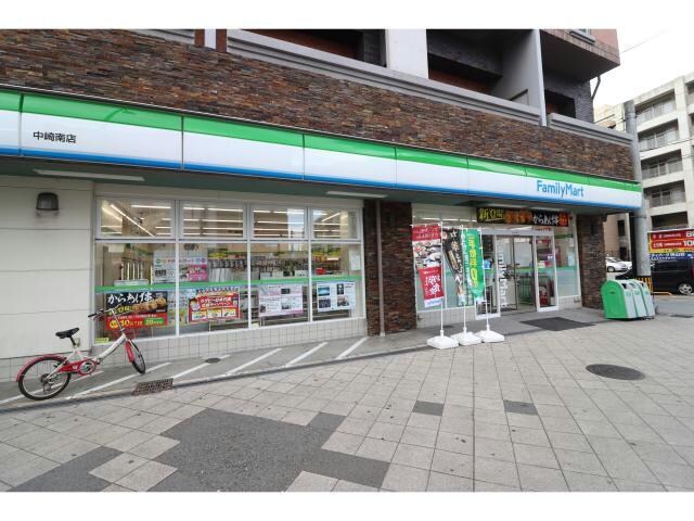 ファミリーマート中崎南店(コンビニ)まで125m グラート梅田