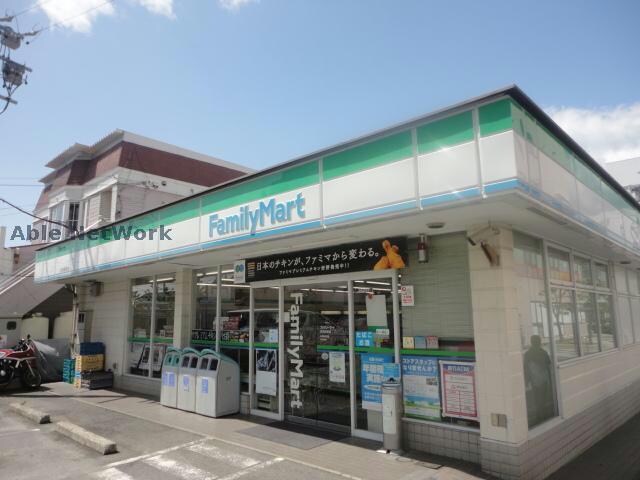 ファミリーマート赤池駅前店(コンビニ)まで386m リヴェール近藤