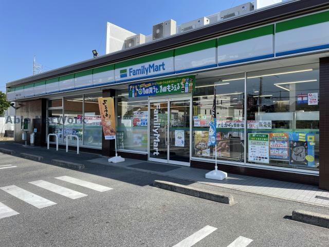 ファミリーマート梅森坂三丁目店(コンビニ)まで581m LEAVAS