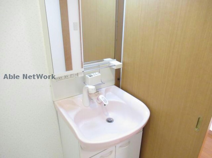 使いやすいシャワー付き独立洗面台 ヴェルジェ